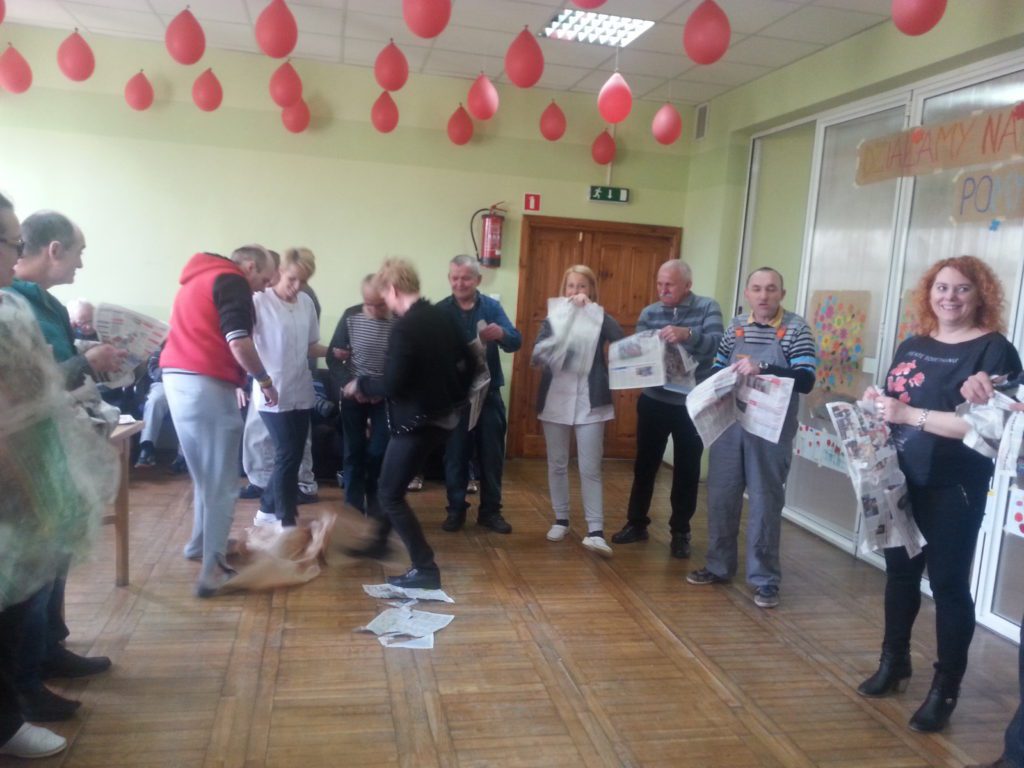 Mieszkańcy Domu Pomocy Społecznej w Chojnie podczas zajęć terapeutycznych.
