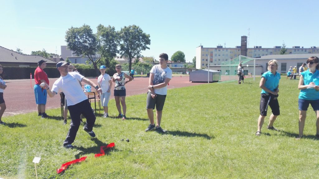 Uczestnicy Olimpiady Sportowej w Szamotułach podczas rywalizacji w rzucie piłką palantową.