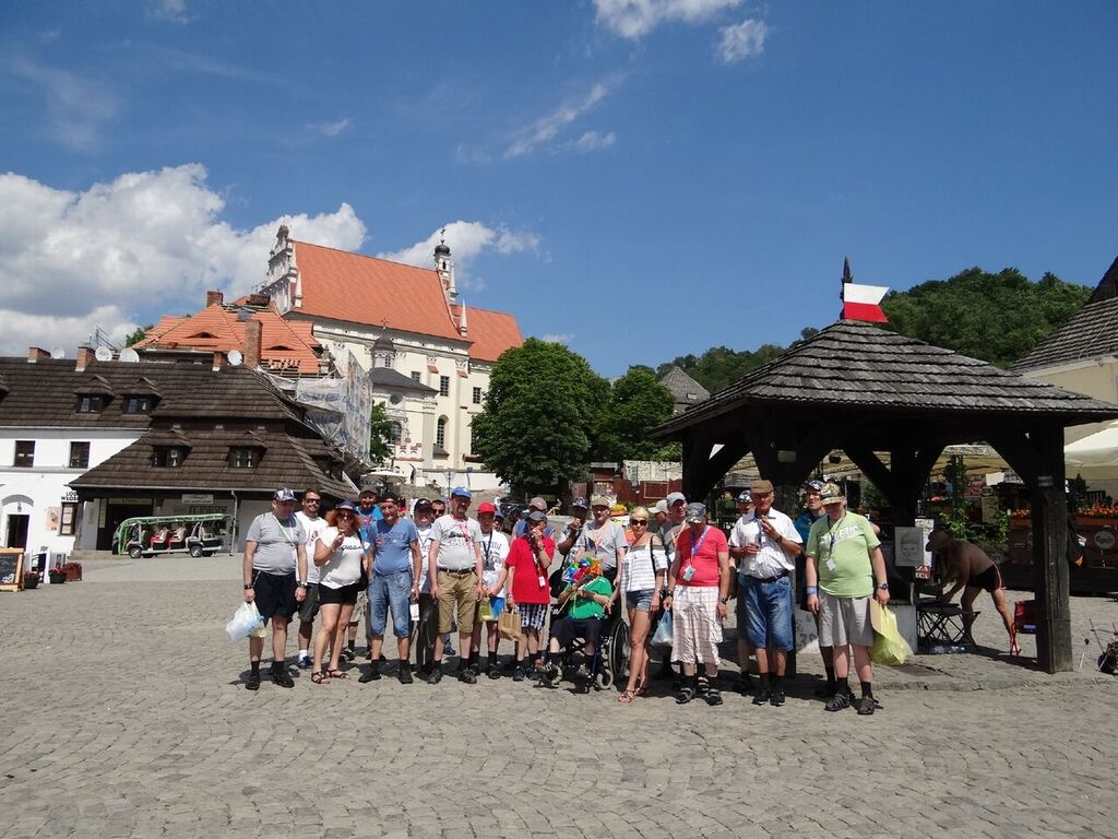 Mieszkańcy Domu Pomocy Społecznej w Chojnie pozują do zdjęcia na Rynku w Kazimierzu Dolnym.