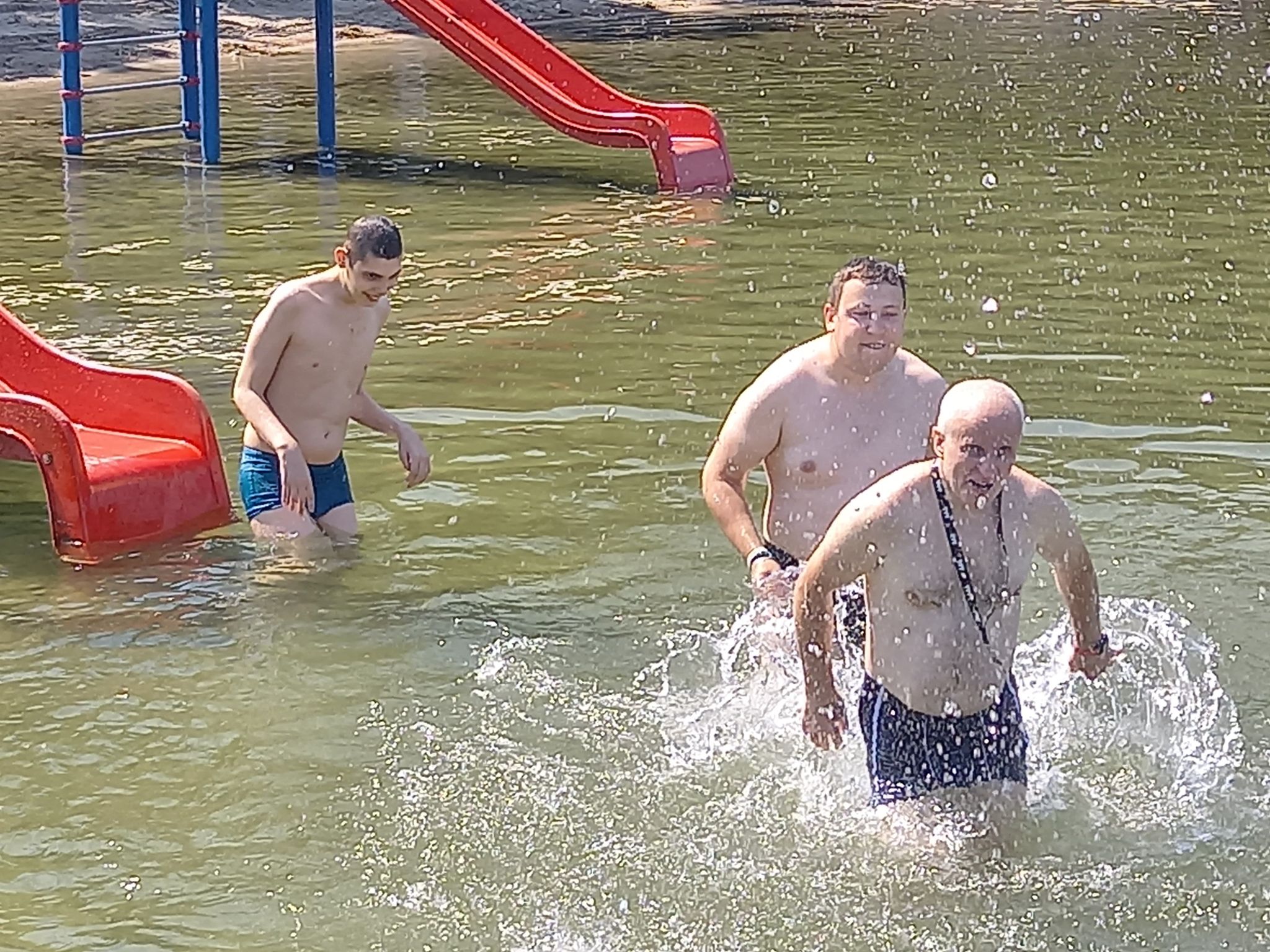 Mieszkańcy Domu Pomocy Społecznej w Chojnie kąpią się w jeziorze.