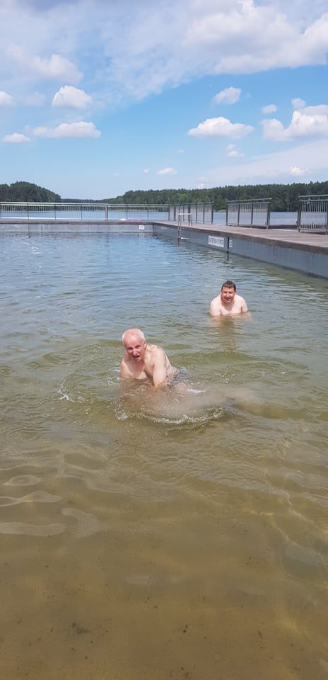 Mieszkańcy Domu Pomocy Społecznej w Chojnie pływają w jeziorze.